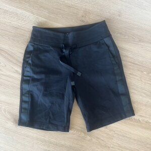 ** Athleta Metro Downtown Shorts XS Black Athletic Travel Bermuda Walking